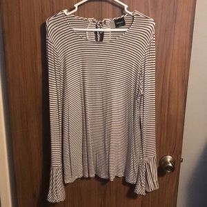 B&W Bell sleeve top-L